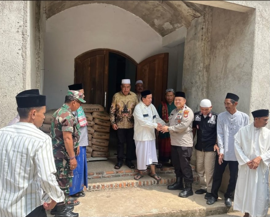 Polres Metro Bekasi Salurkan 50 Sak Semen untuk Masjid Nurul Falah