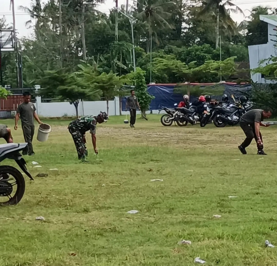 Anggota Kodim 0625/Pangandaran Gelar Jumat Bersih di Lapangan Sepak Bola serka Dedi Unadi, Cijulang