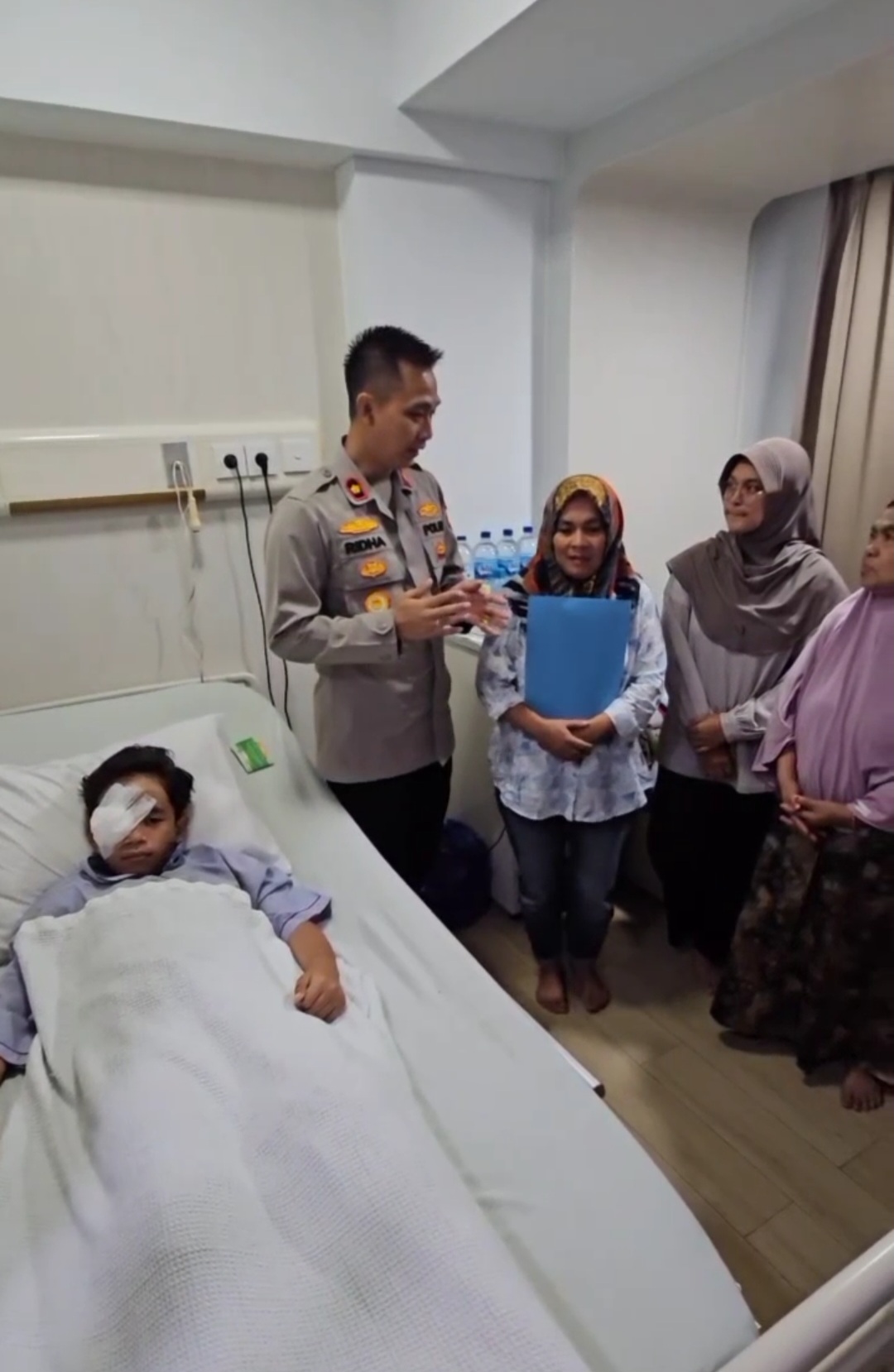 Kapolsek Cikarang Selatan Kunjungi Anak Korban Kekerasan di RS EMC Cikarang (RS Omni)