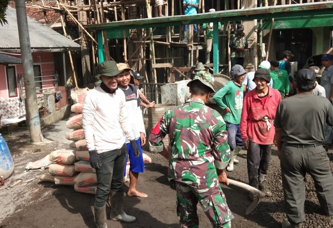Babinsa Koramil 1302/Sindangkasih Giat Pengecoran Masjid