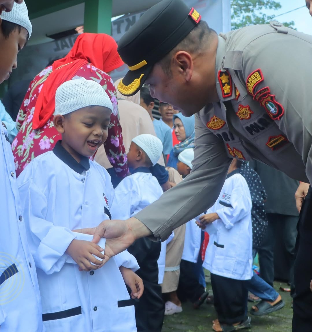 Wakapolres Hadiri Penyerahan Traktor, Power Thresher, dan Sunatan Massal di Kab Bekasi
