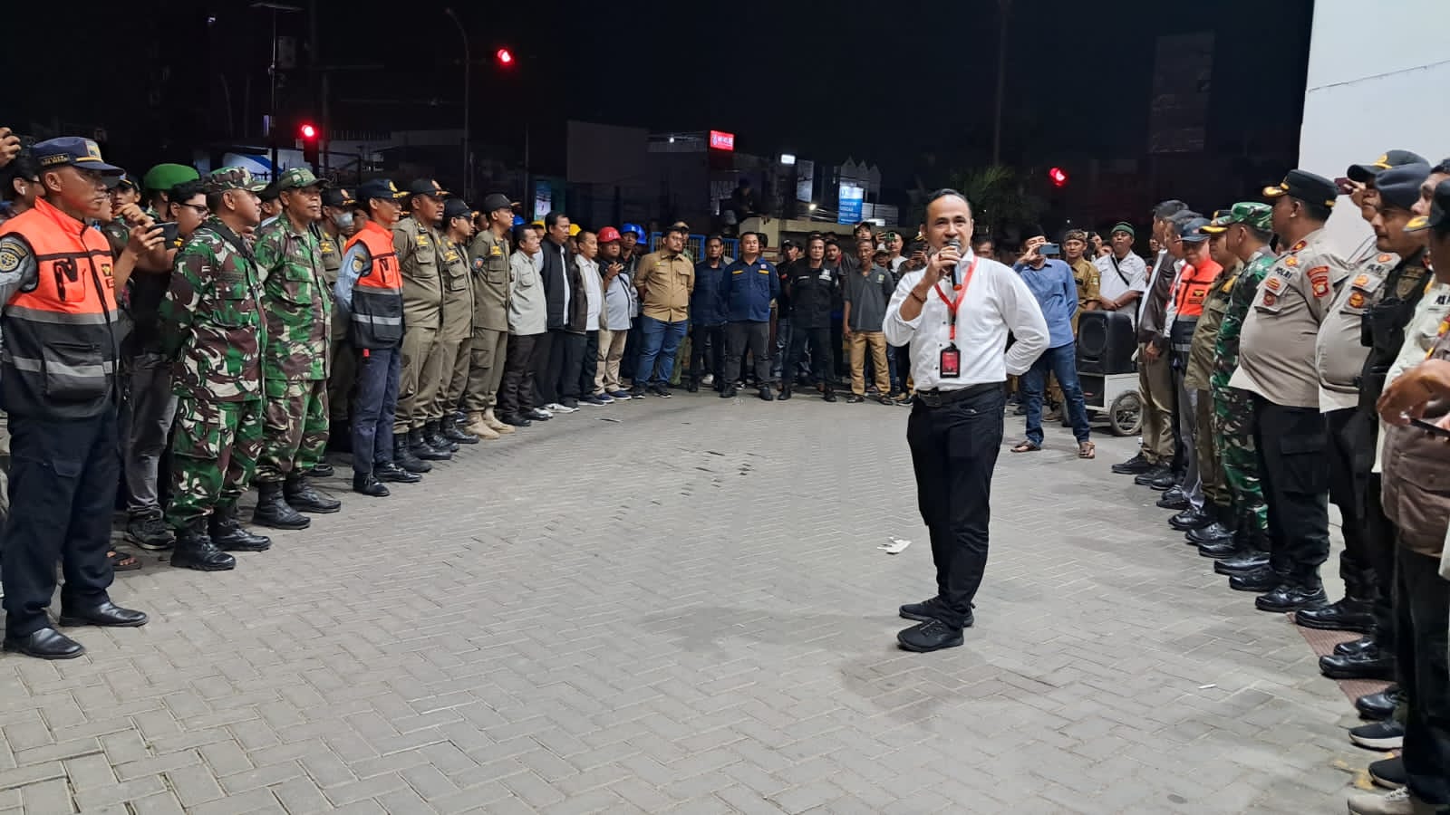 Semrawut,Para Pedagang di Pasar Tumpah SGC Cikarang Mendapatkan Sosialisasi Dari Pemkab Bekasi