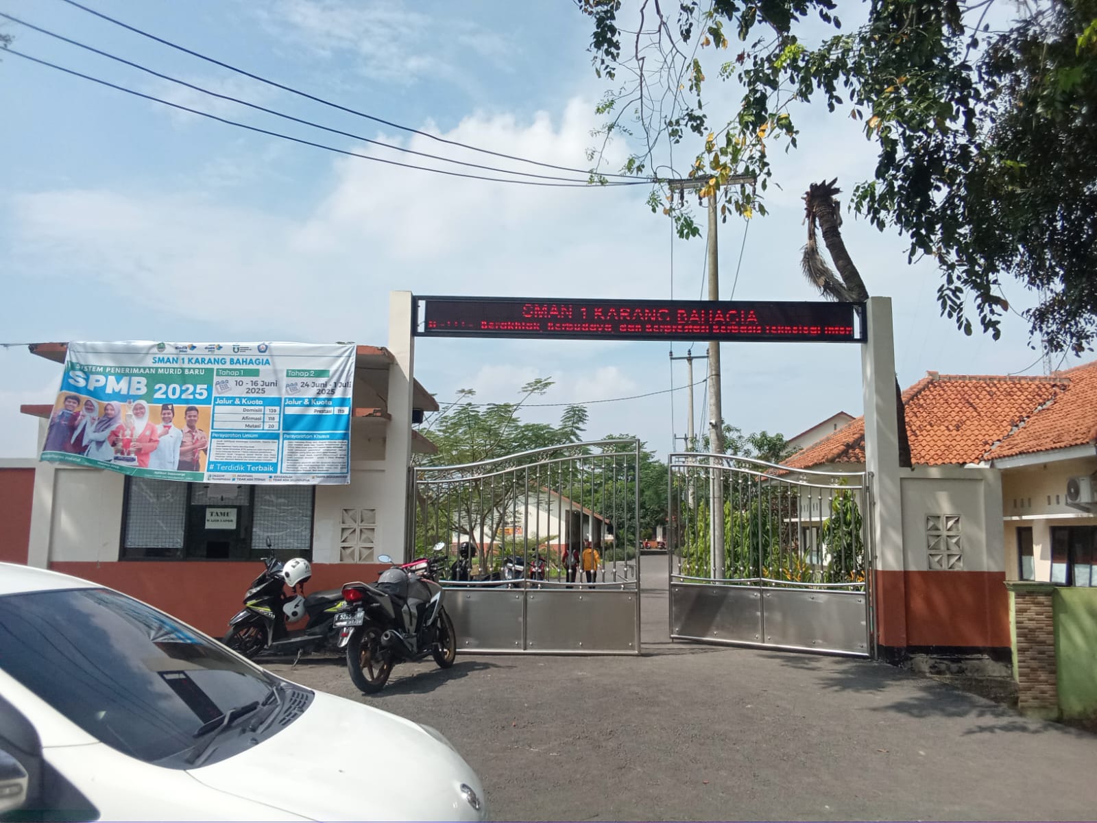 Antusias Warga  Daftarkan Anaknya di SMAN 1 Karang Bahagia