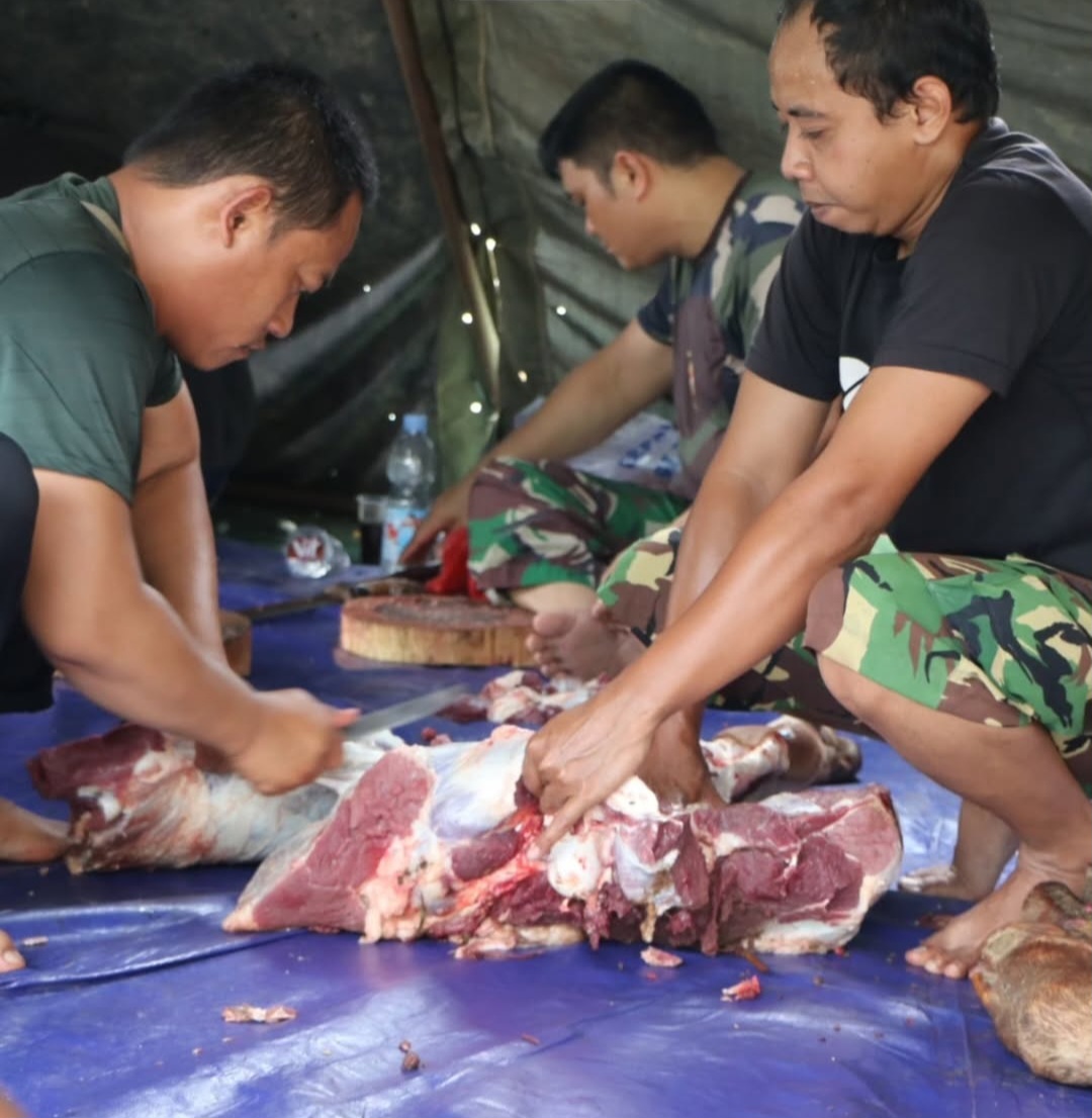 Kodim 0509/Kab Bekasi Salurkan Ratusan Kantong Hewan Qurban Kepada Warga Sekitar