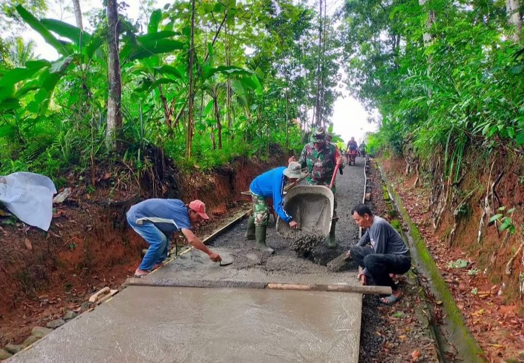 Babinsa Koramil 1312/Cisaga Giat Pengecoran Jalan