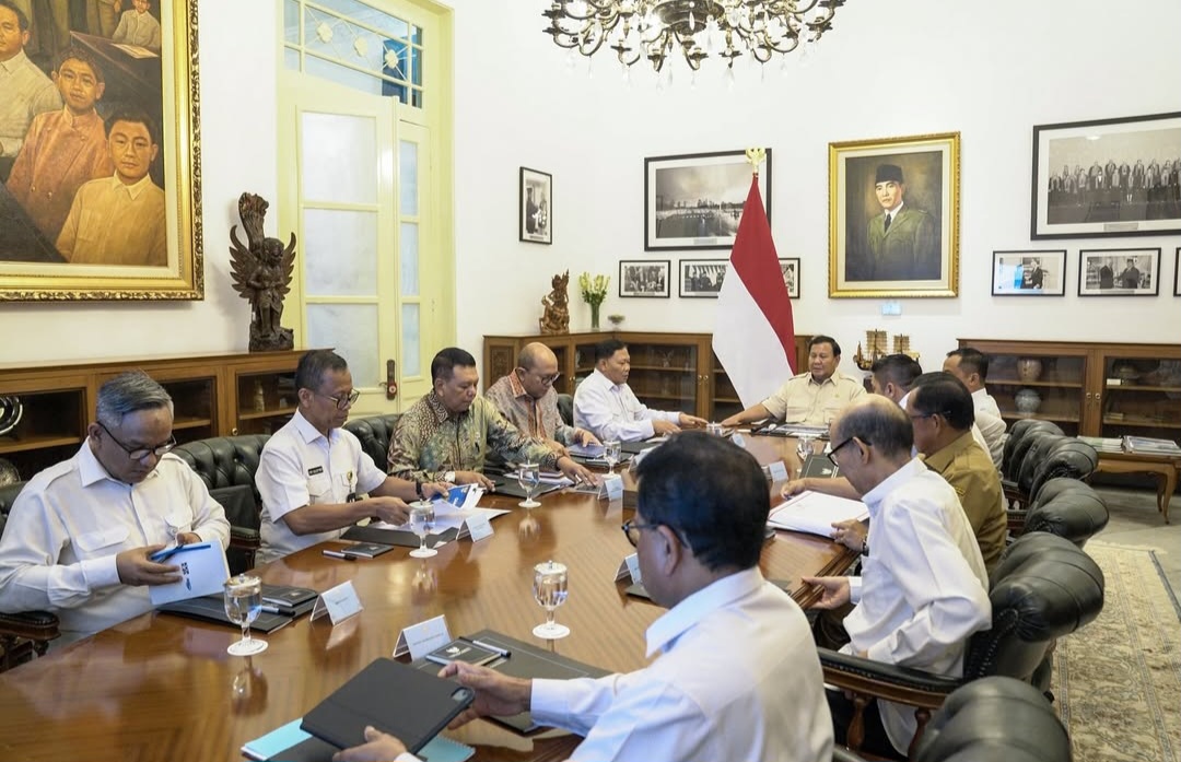 Presiden Prabowo Gelar Rapat Terbatas Bersama Kabinet Merah Putih Bahas Pembangunan Tanggul Laut