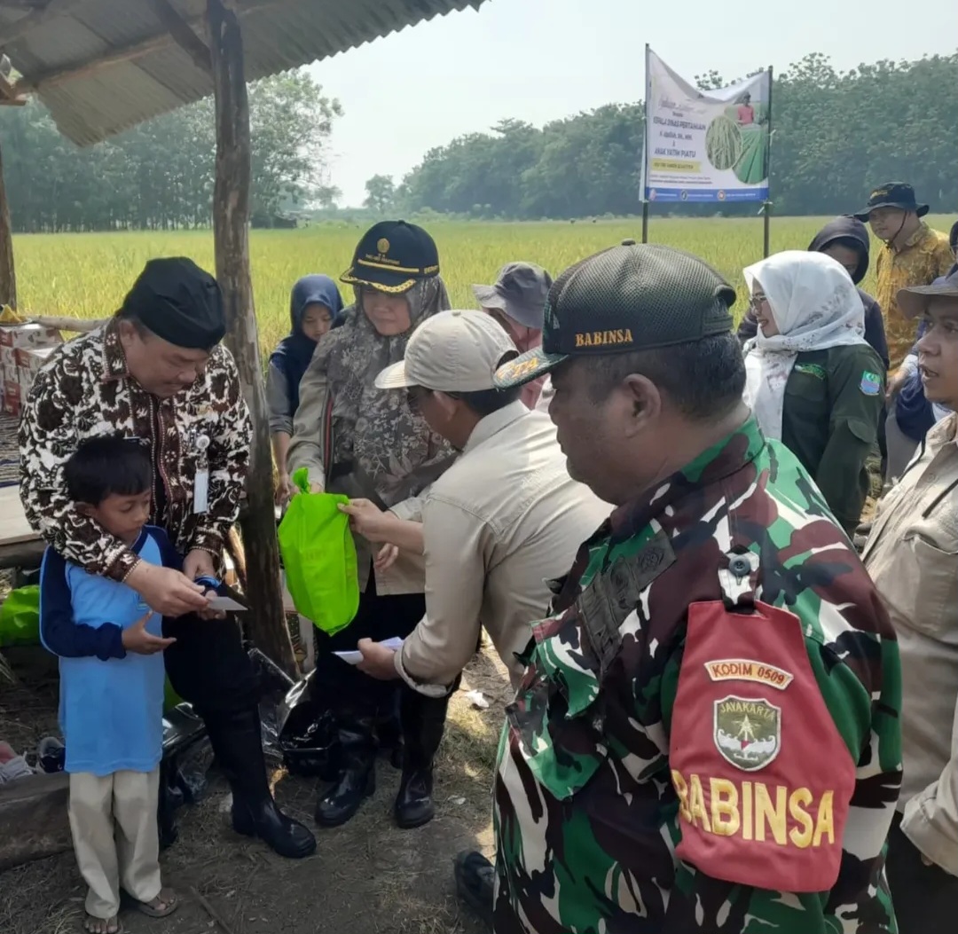 Pj Danramil 11/Pebayuran Kodim 0509/Kab Bekasi Hadir di Acara Panen Raya