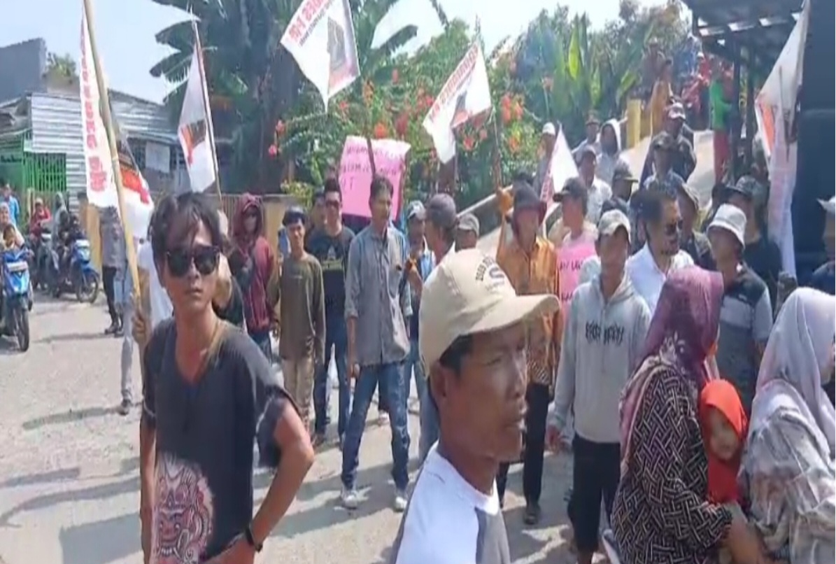 Aksi Ratusan Warga Desa Pantai Mekar Tuntut Transparansi APBDesÂ