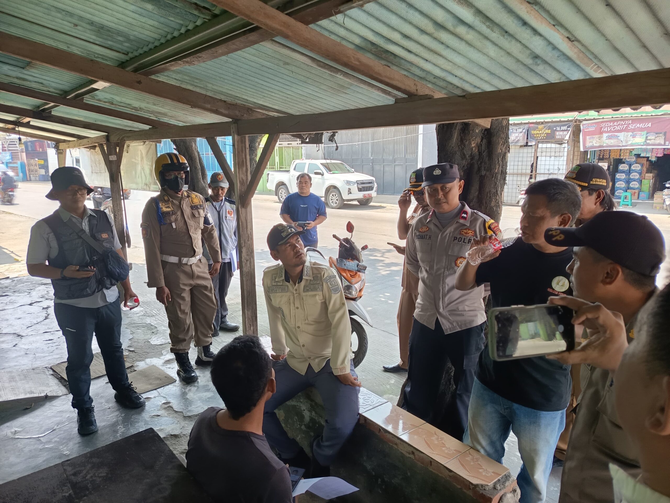 Satpol PP Kecamatan Karang Bahagia Berikan Sosialisasi Penertiban Bangunan Liar