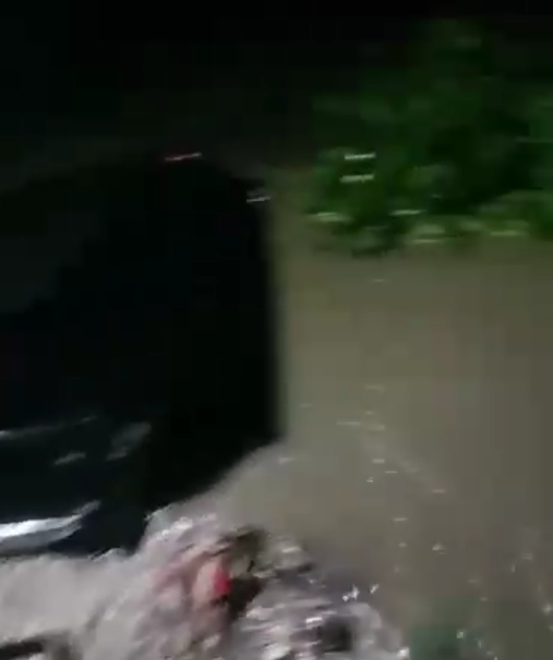 Mobil Minibus Terjun Bebas ke Sungai di Kampung Kedaung Babelan