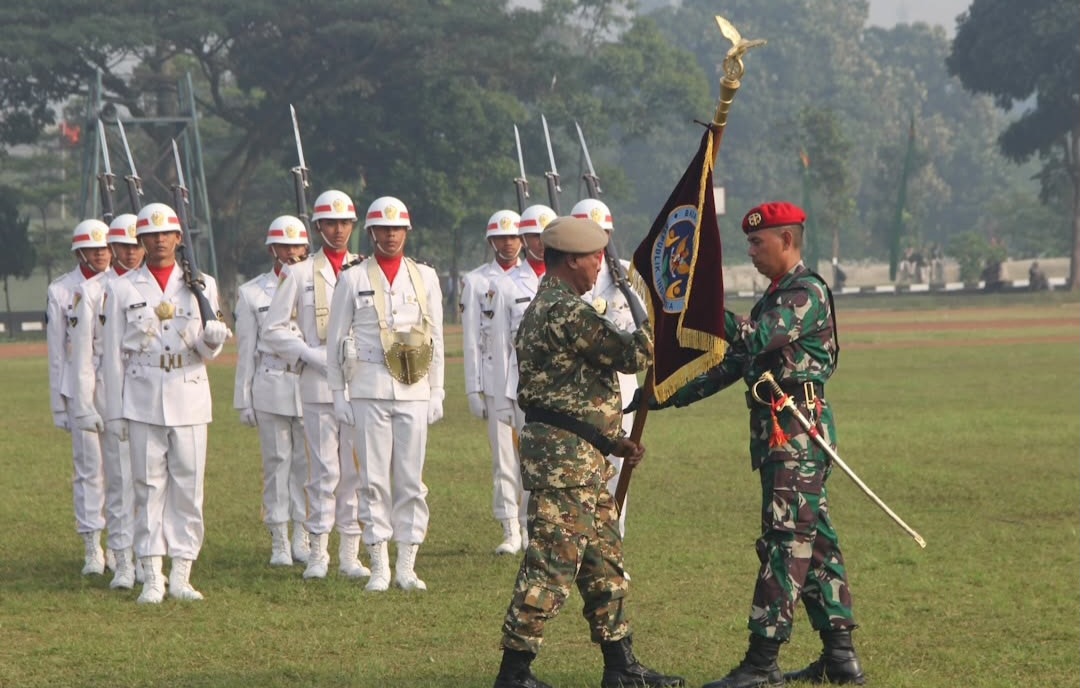 Rektor Unhan RI  Mewakili Menhan menyerahkan Tunggul Batalyon Komponen Cadangan Sarjana Penggerak Pembangunan Indonesia (SPPI) Batch III Tahun 2025.