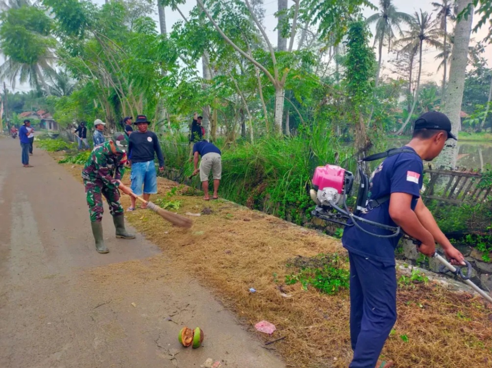 Jajaran TNI Kodim 0509/Kab Bekasi Kerja Bakti Bersama Babinsa Desa Karangsegar