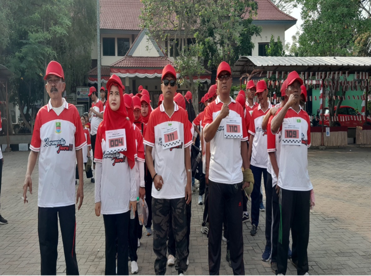 Peringati HUT RI ke-80, Pemdes Karangsetia Ikuti Lomba Gerak Jalan Sehat