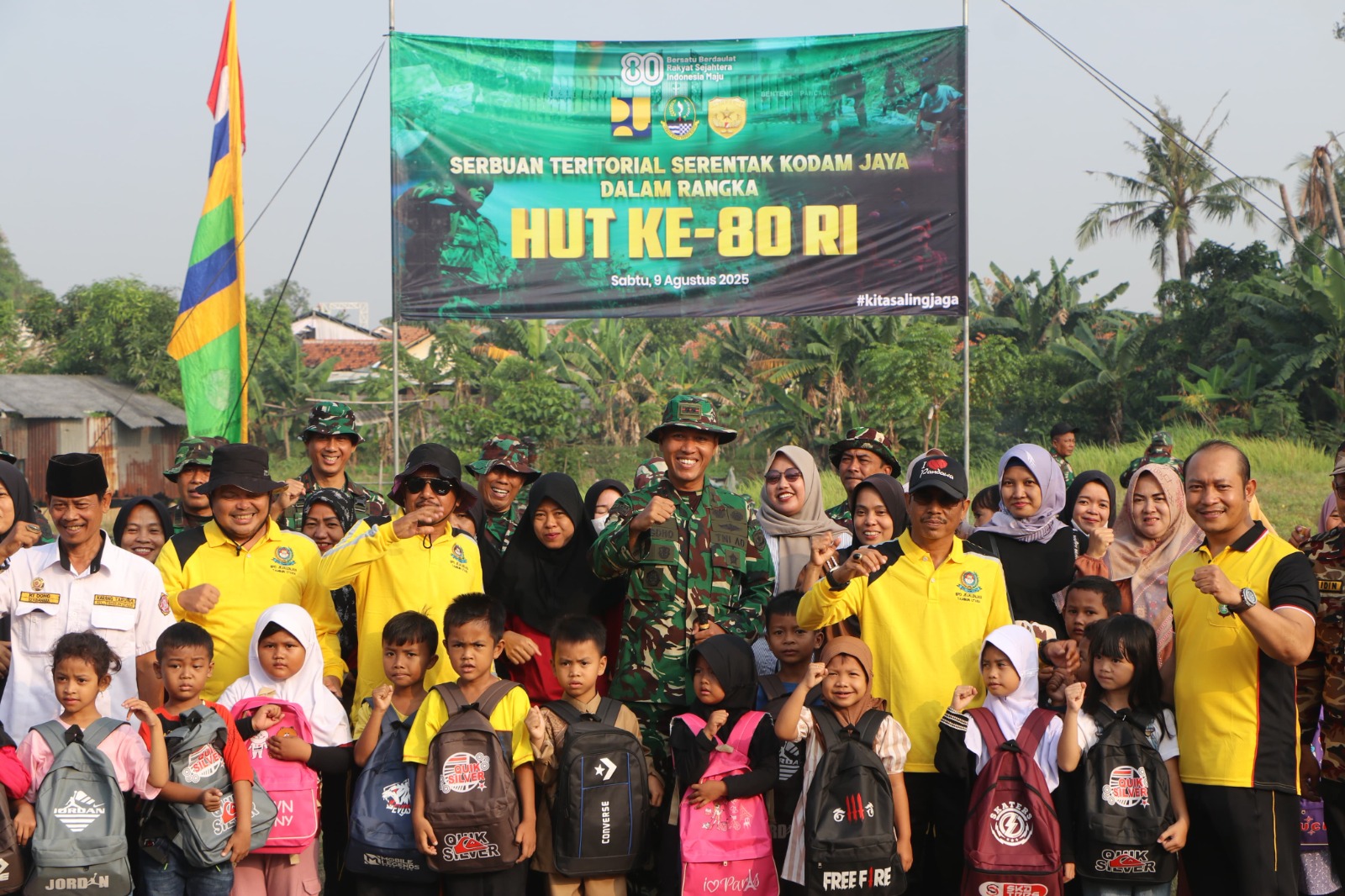 Dalam Rangka HUT RI ke-80 Kodim 0509/Kab Bekasi Karya Bakti Bersihkan Sampah di Jejelenjaya