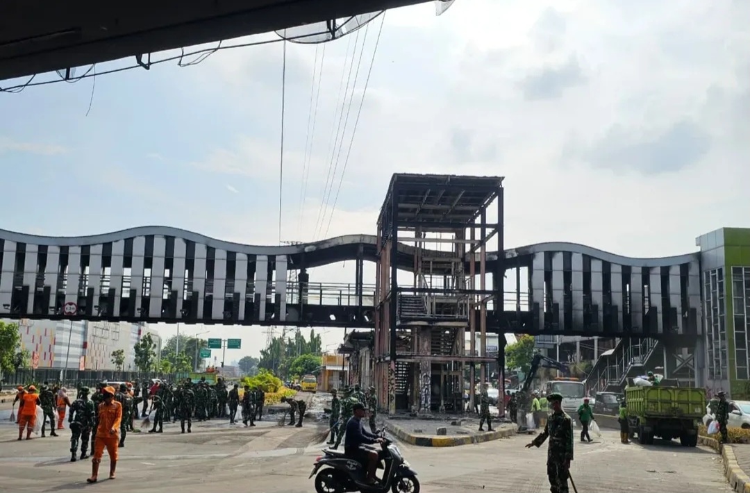 Kodam Jaya dari Yonif 203/Arya Kamuning Bersama DLH Provinsi DKI Jakarta Bersih Tempat Pasca Demo