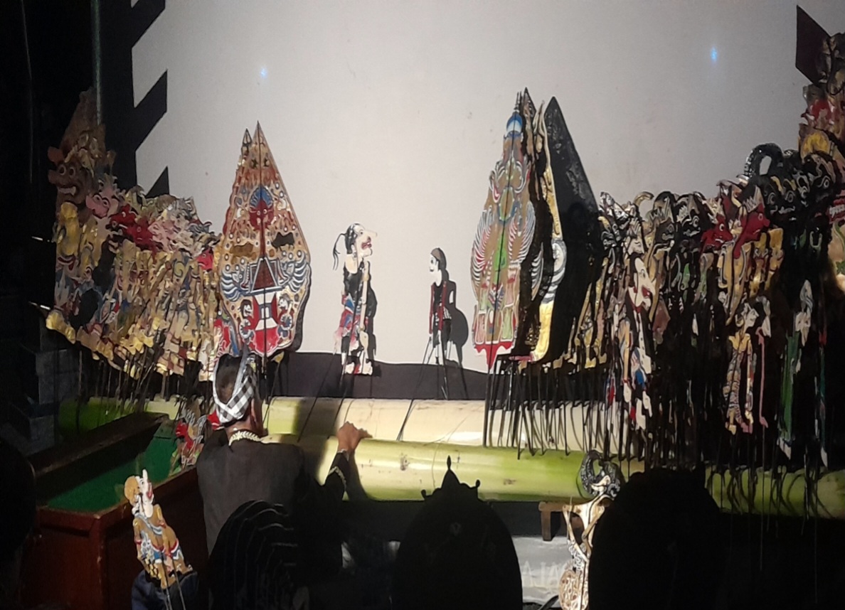 Warga Antusias Menikmati Hiburan Rakyat Wayang Kulit Semalam Suntuk di Astana Pule