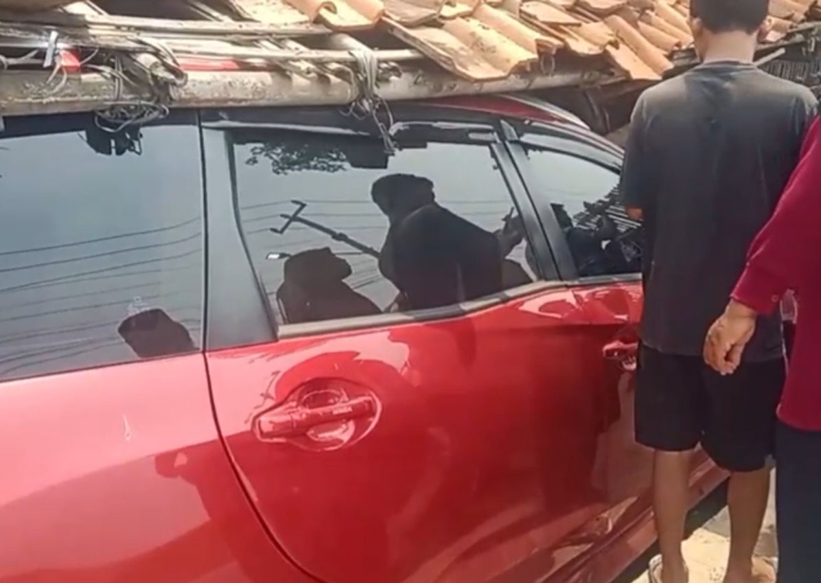 Kendaraan Honda MPV Tabrak Warung Semangka Hingga Ringsek, Diduga Lepas Kendali