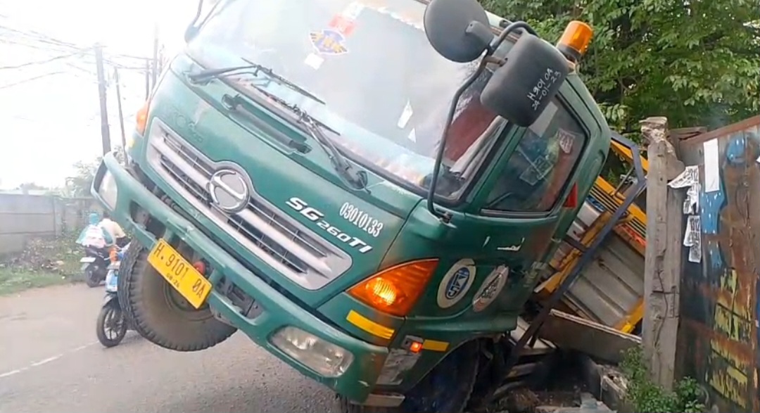 Mobil Kontainer Amblas di Bekas Galian Kabel Jalan Raya Pasir Gombong