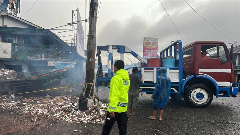 Diduga Rem Blong, Truk Muatan Keramik Kecelakaan di Pasar Kertek Wonosobo