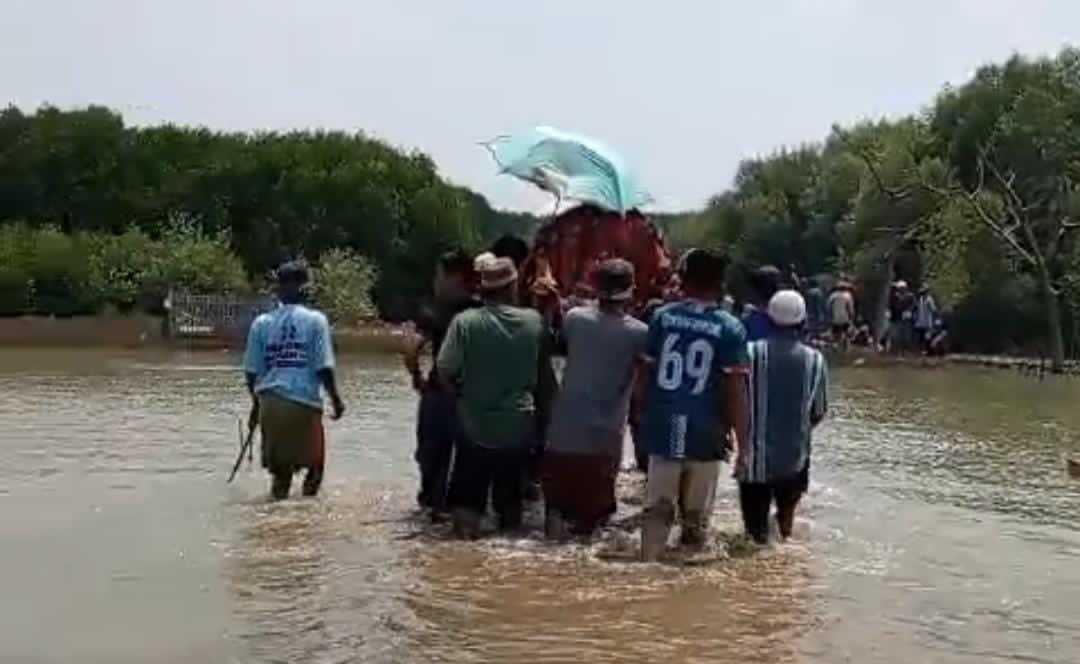 Rob Muara Gembong Parah Jenazah Dibawa Lewati Banjir, Warga Minta Pemerintah Turun Tangan