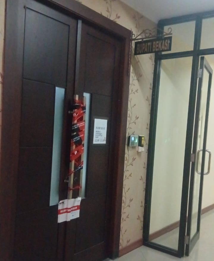 Breaking News,KPK Segel Ruang Kerja Bupati Bekasi