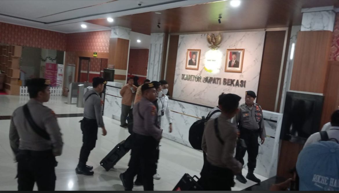 Puluhan Anggota KPK Mendatangi Kantor Bupati Bekasi Dalam Rangka Mendalami Kasus Ijon