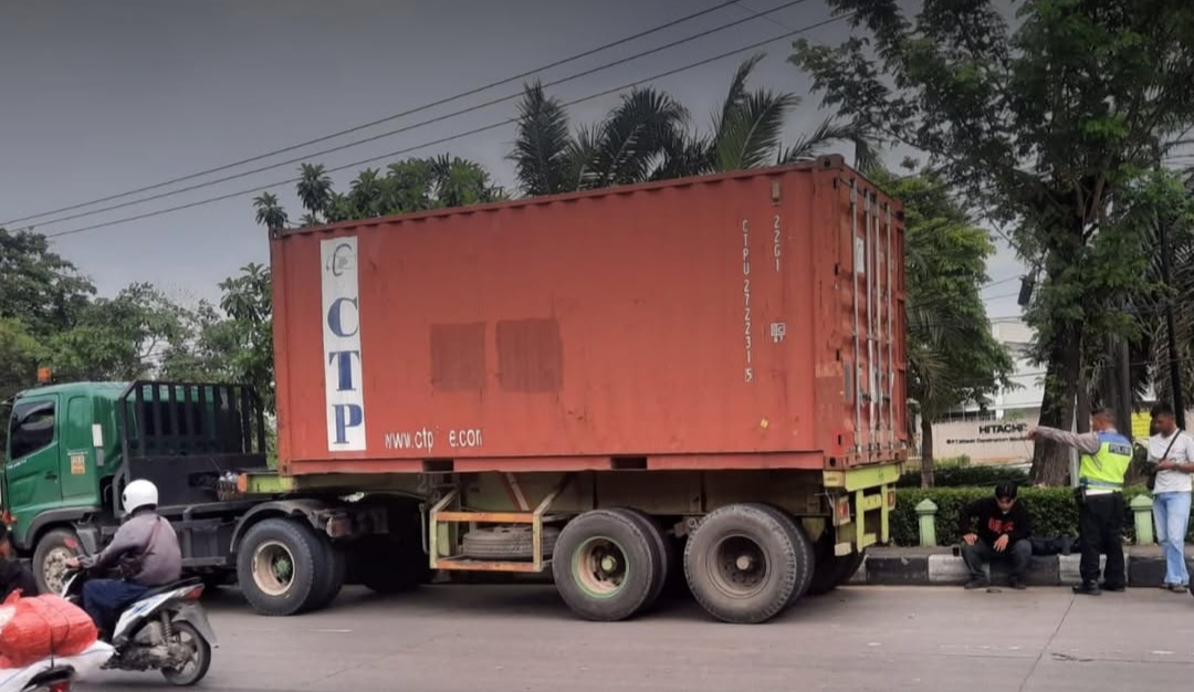 Polsek Cikarang Barat Tertibkan Truk Parkir Sembarangan di Putaran PT Hitachi