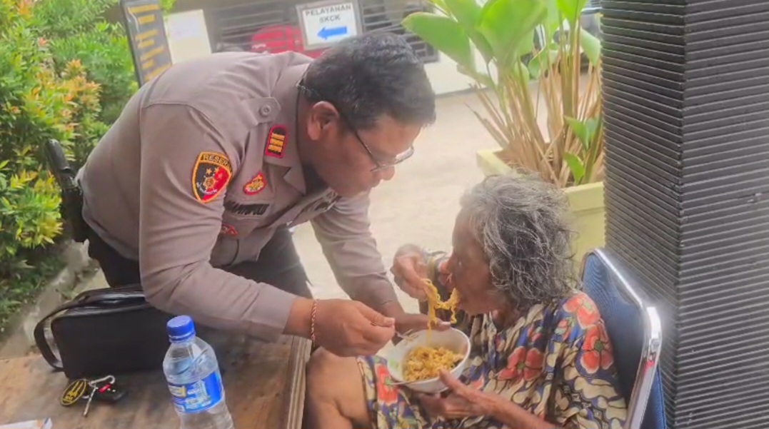 Wakapolsek Cikarang Utara Bantu Wanita Tua Yang Telantar di Cikarang