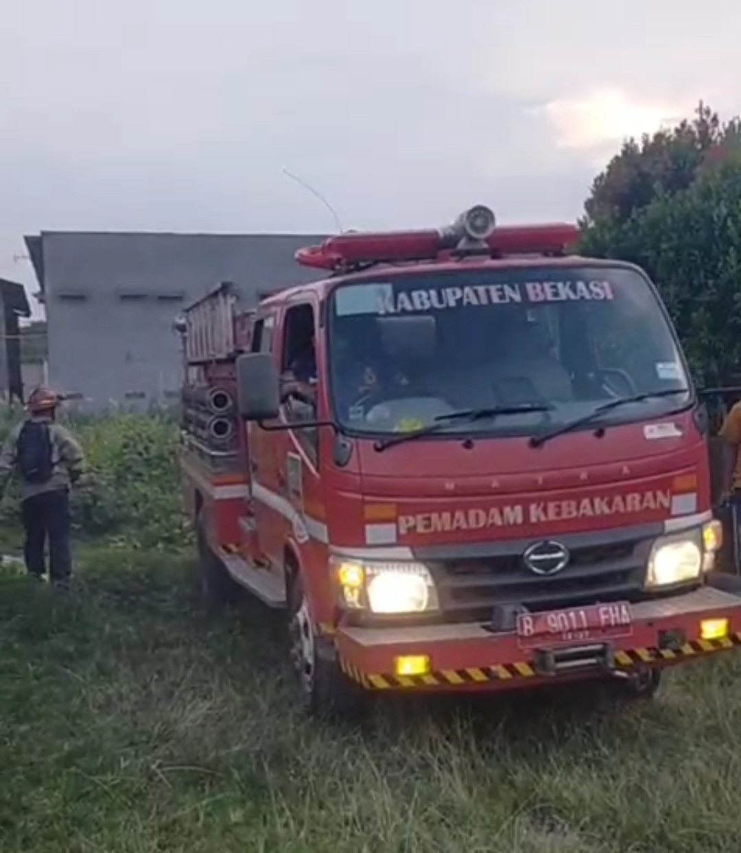 Diduga Akibat Korsleting Listrik, Kontrakan 2 Lantai di Cikarang Terbakar
