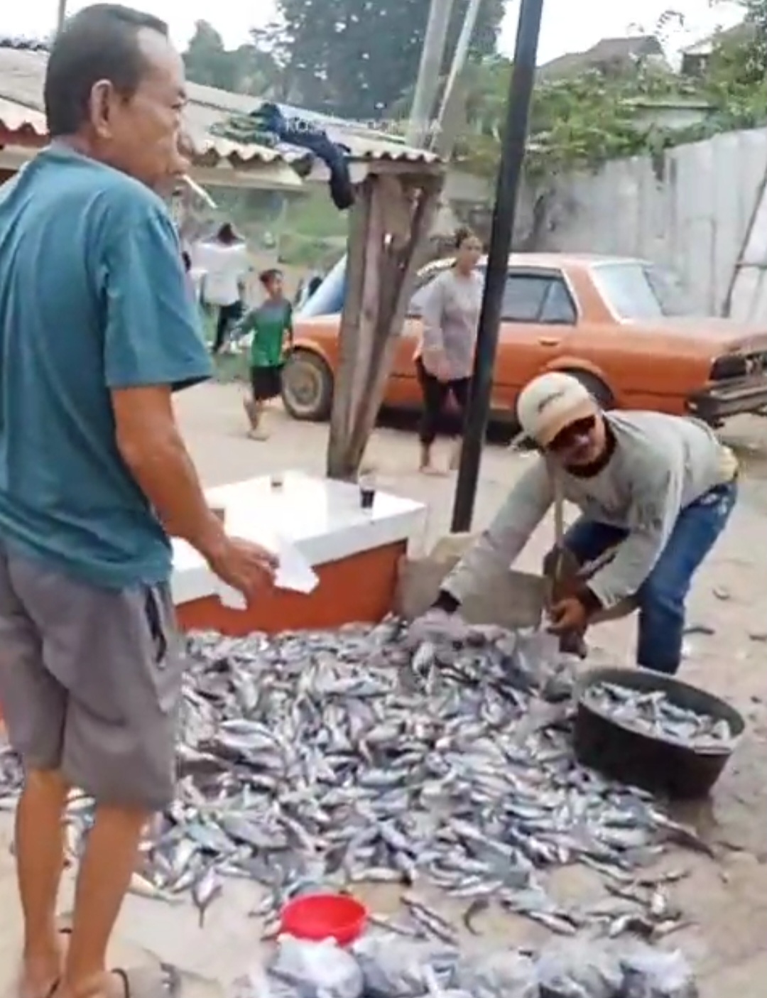 Ramai Warga Cari Ikan di Cikarang Jati Dampak Pembangunan BSH