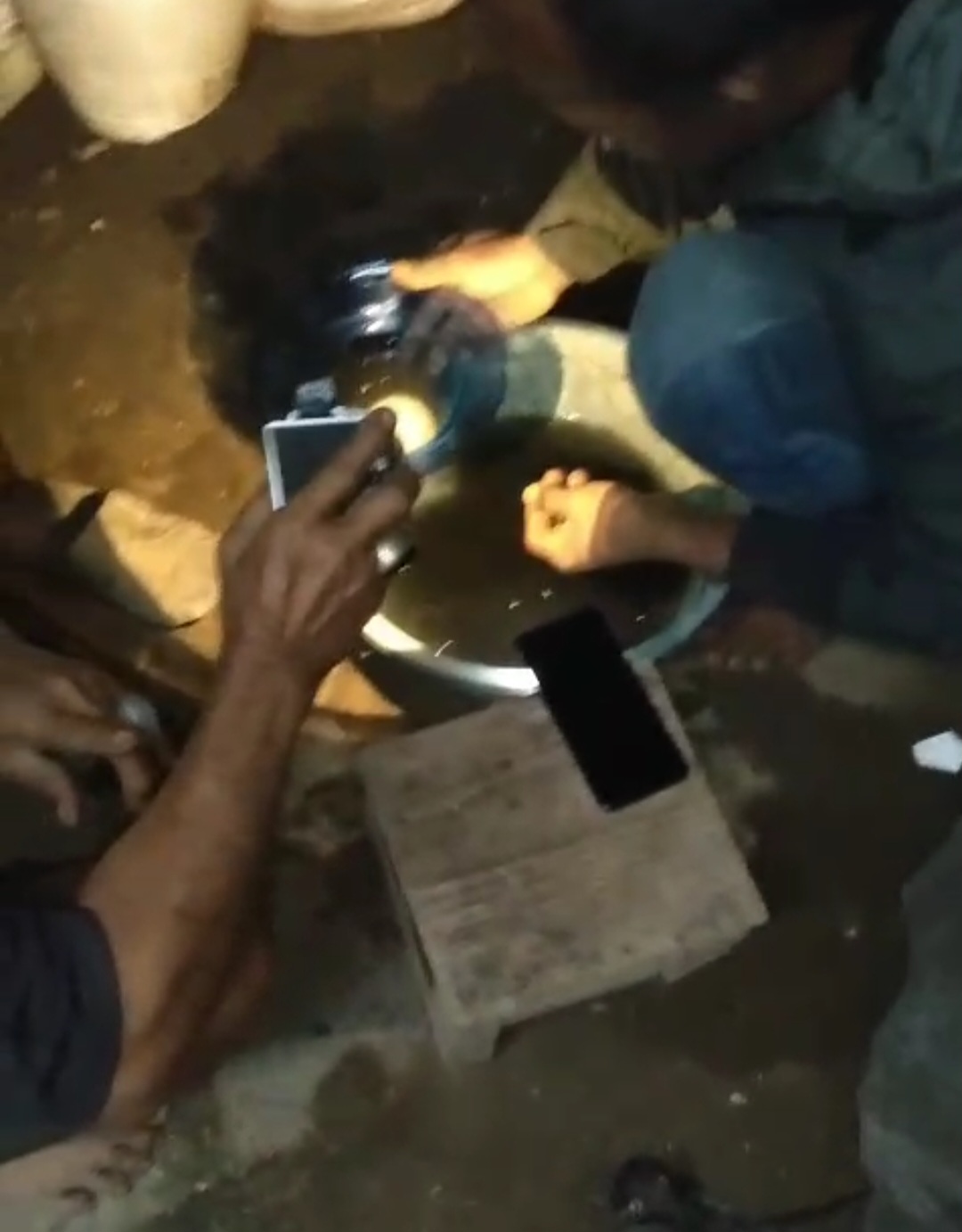 Lansia Pengayak Emas di Babelan Yang Viral di Video Demi Untuk Bertahan Hidup