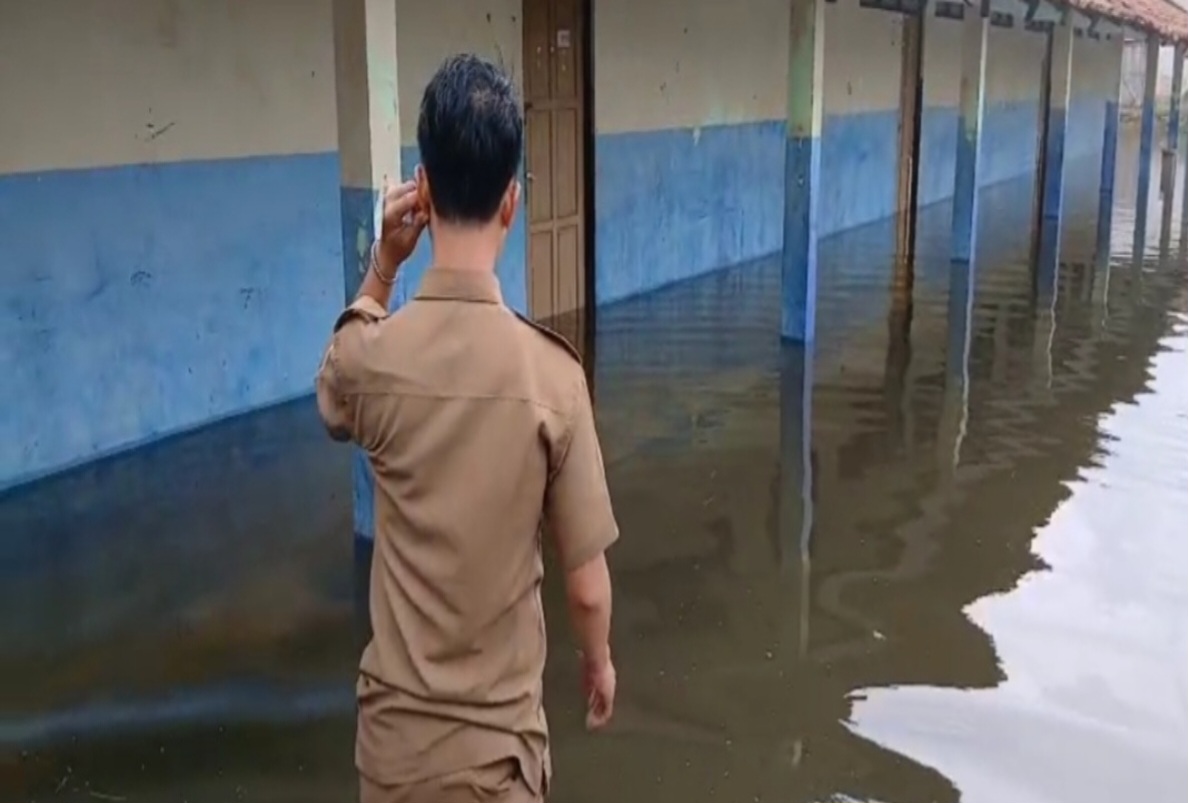 Siswa SDN Hurip Jaya 02 Belajar Daring di Tengah Genangan Akibat Terendam Banjir