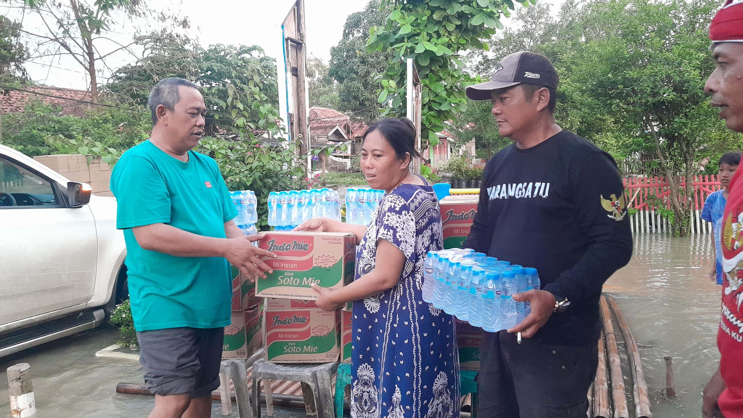 Plt Camat Karang Bahagia Bantu Korban Terdampak Banjir di Desa Karangsatu