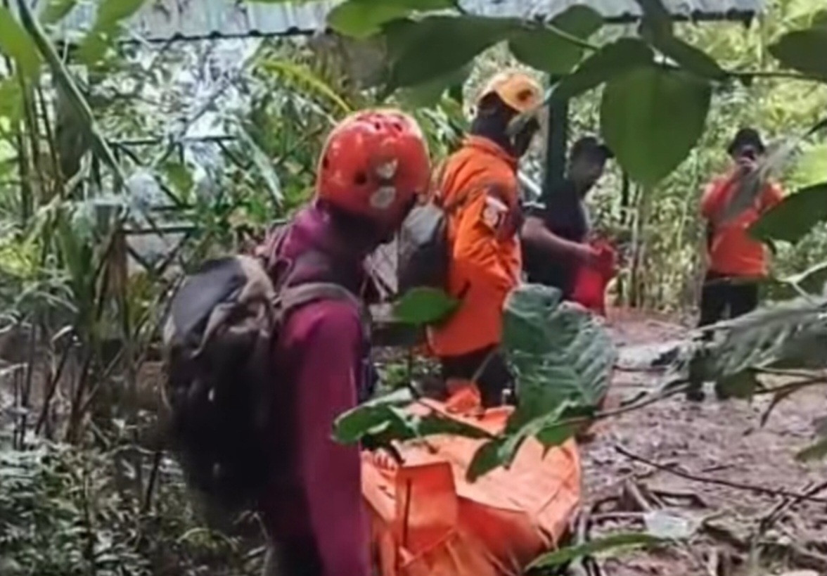 Evakuasi Badan Pesawat ATR 42-500 di Gunung Bulusaraung