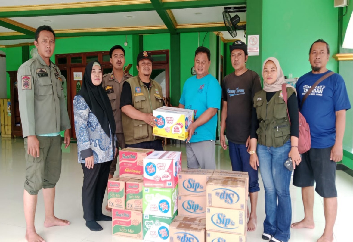 Pemerintah Kecamatan Karang Bahagia Salurkan Bantuan Kepada Warga Yang Terdampak Banjir