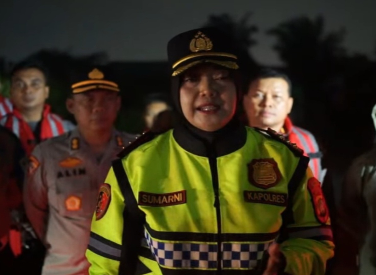 Kapolres Metro Bekasi Terjun Langsung Evakuasi Warga Terdampak Banjir