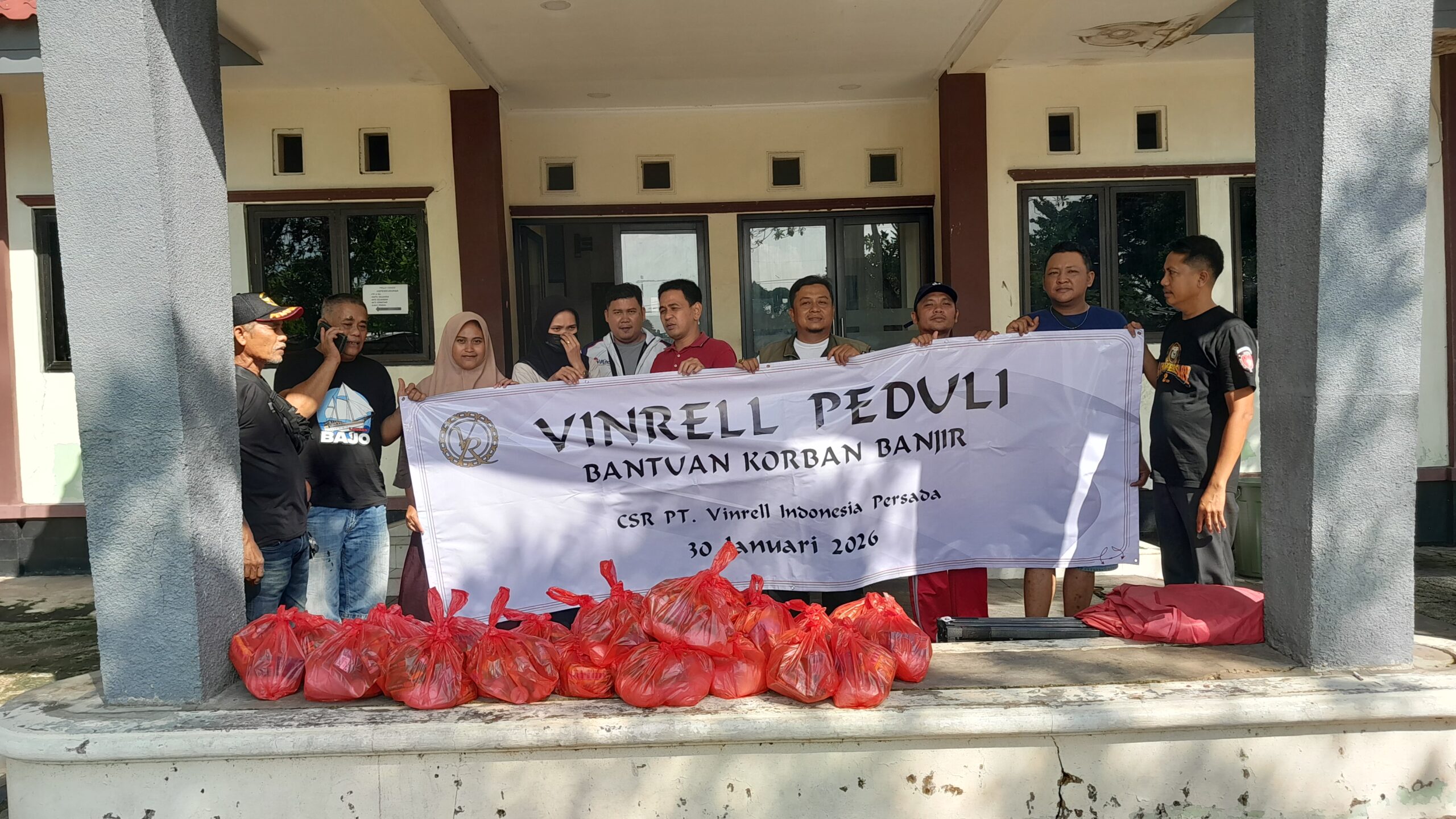 PT Vinrell Indonesia Persada Salurkan Bantuan Sembako Kepada Warga Terdampak Banjir di Posko Dapur Umum Kecamatan Karang Bahagia