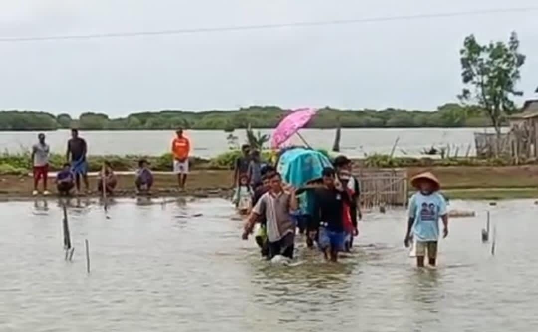Saat Duka Tak Punya Jalan,Banjir Rob Tutup Akses Pemakaman di Muara Gembong