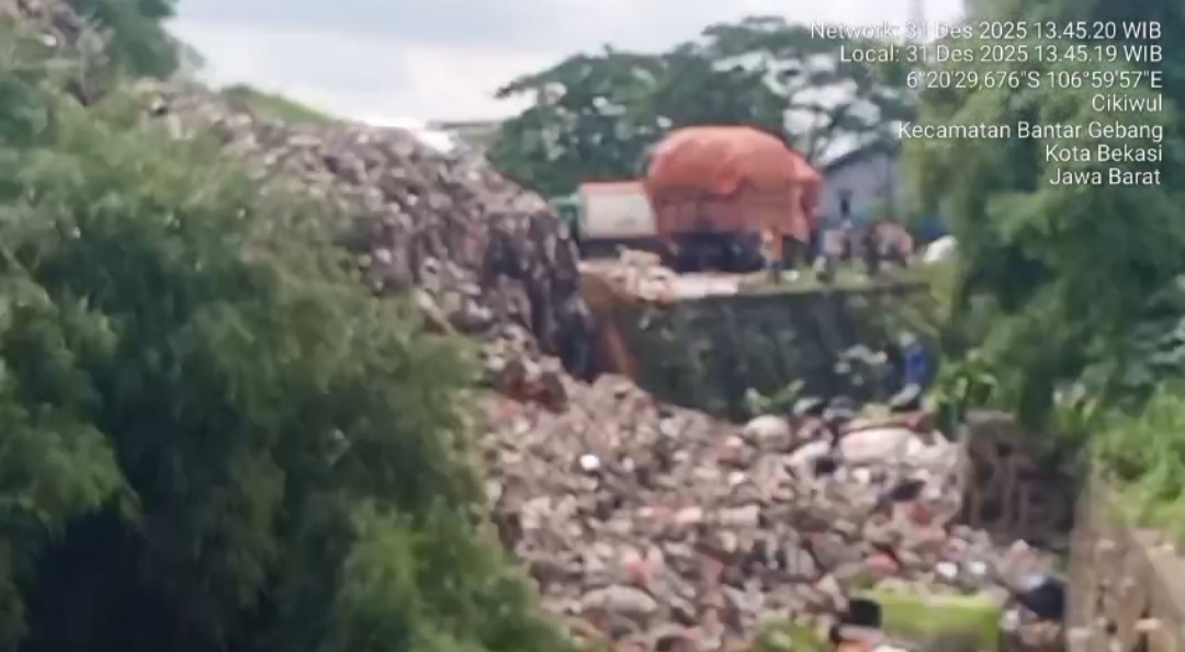 Gunungan Sampah di Bantargebang Bekasi Longsor, 3 Truck Terperosok ke Kali