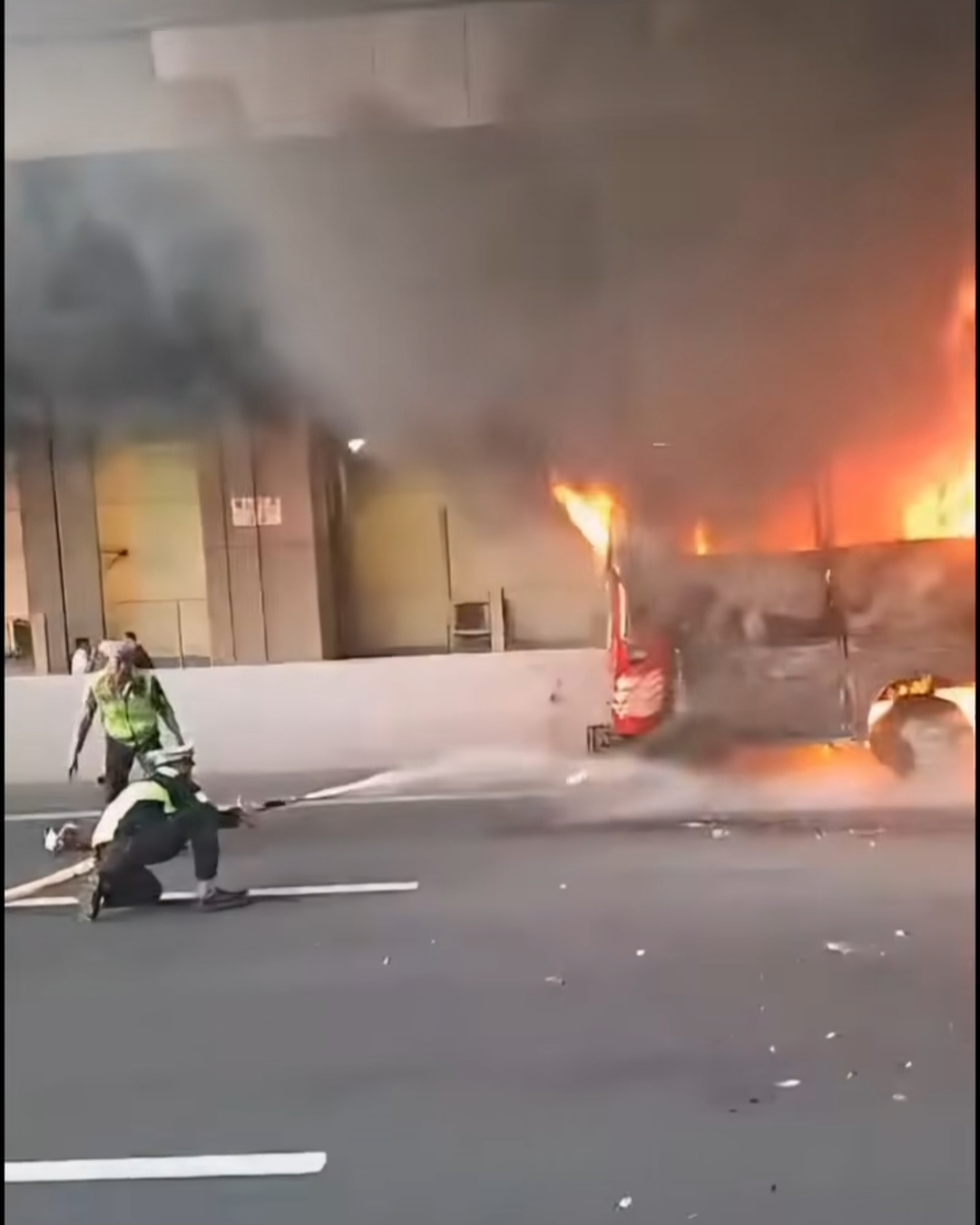Aksi Heroik Petugas Saat Mobil Terbakar di Tol Jakarta-Cikampek