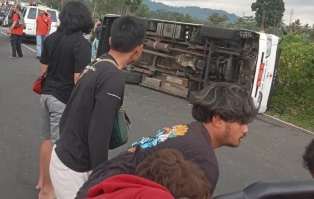 Mobil Rombongan Membawa Relawan Terbalik, Usai Pencarian Pendaki Yang Hilang
