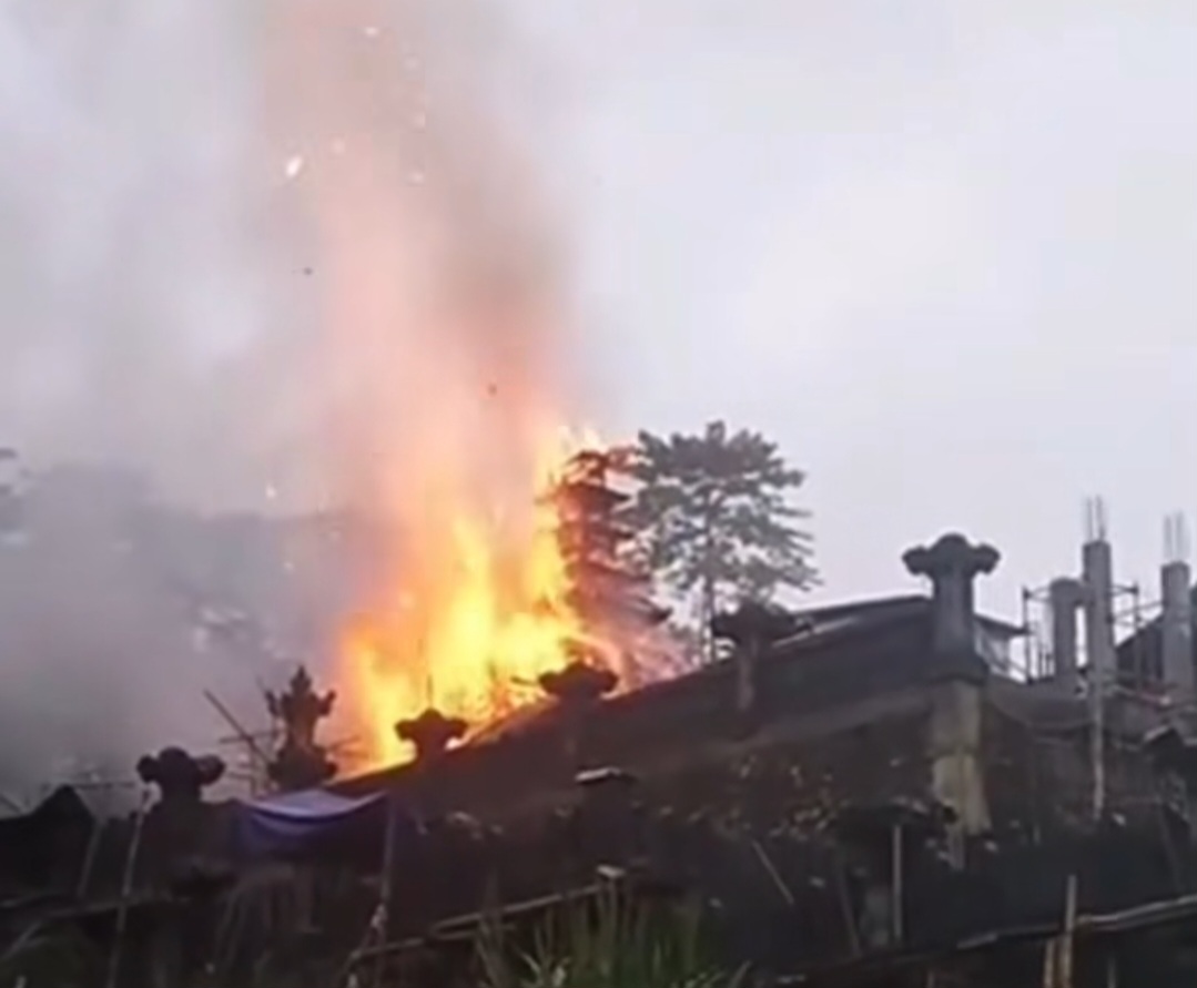 Bangunan Pura Pedarmaan Arya Gajah Roboh Tersambar Petir