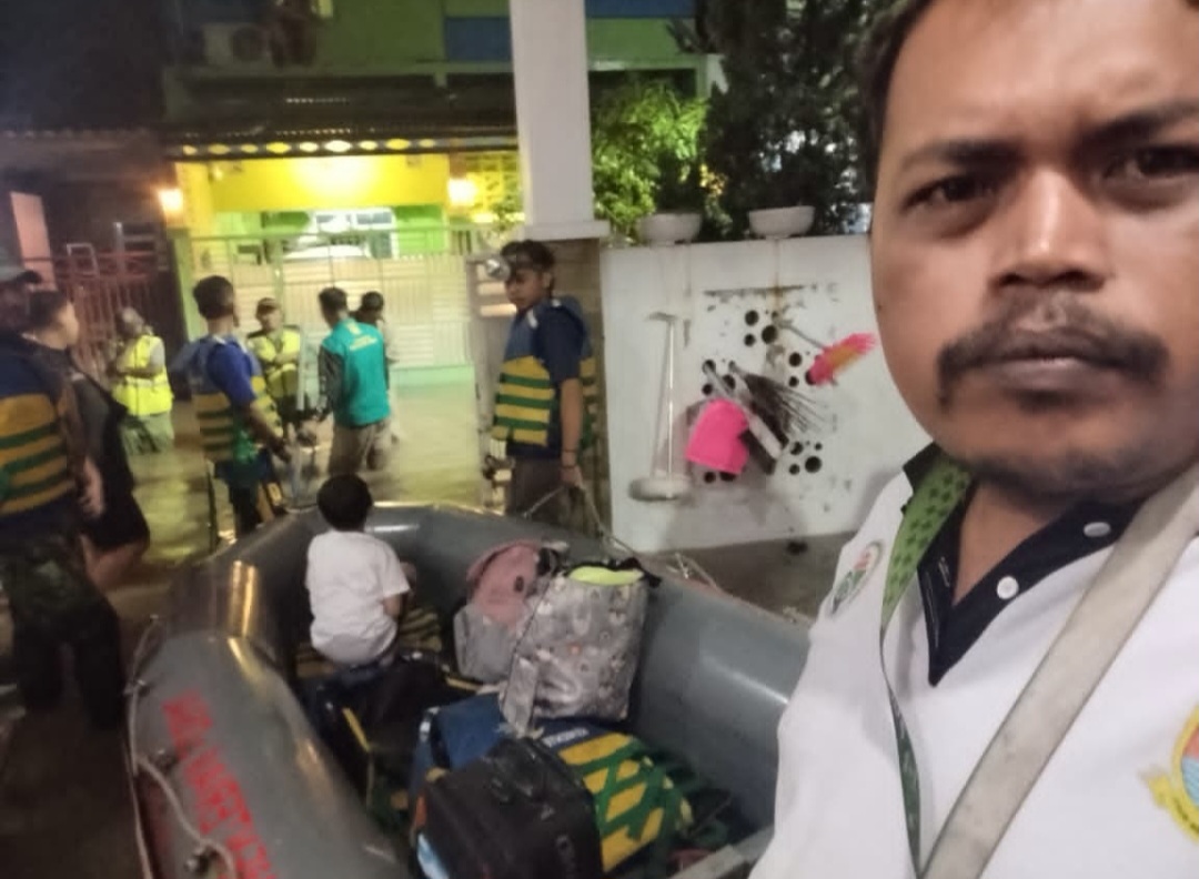 Pemdes Karangsetia Gerak Cepat Bantu Warga Yang Terdampak Banjir