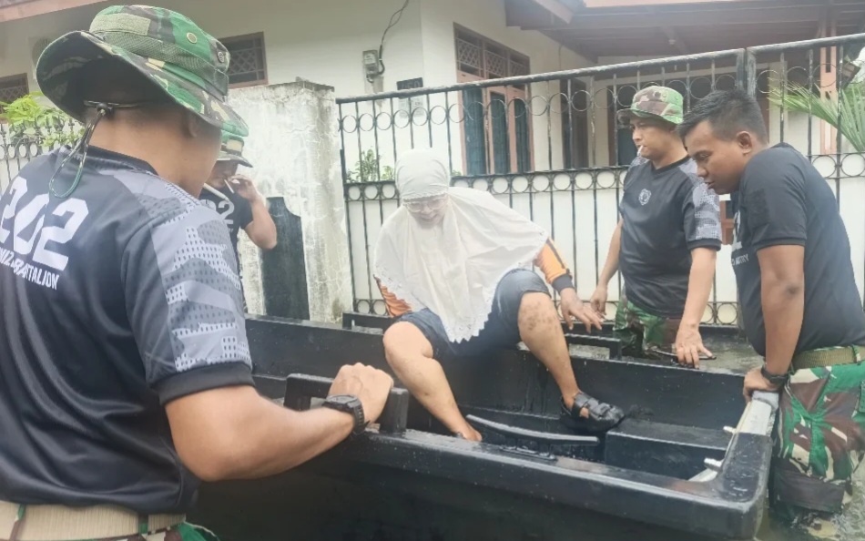 Prajurit Yonif 202 Bantu Masyarakat Kota Bekasi yang Terdampak Banjir