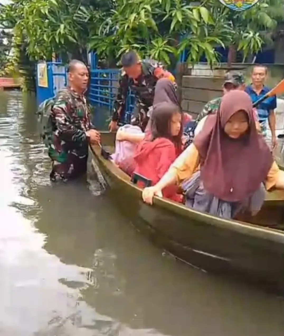 TNI,BPBD dan Relawan Evakuasi Warga Banjir di Villa Kencana Cikarang