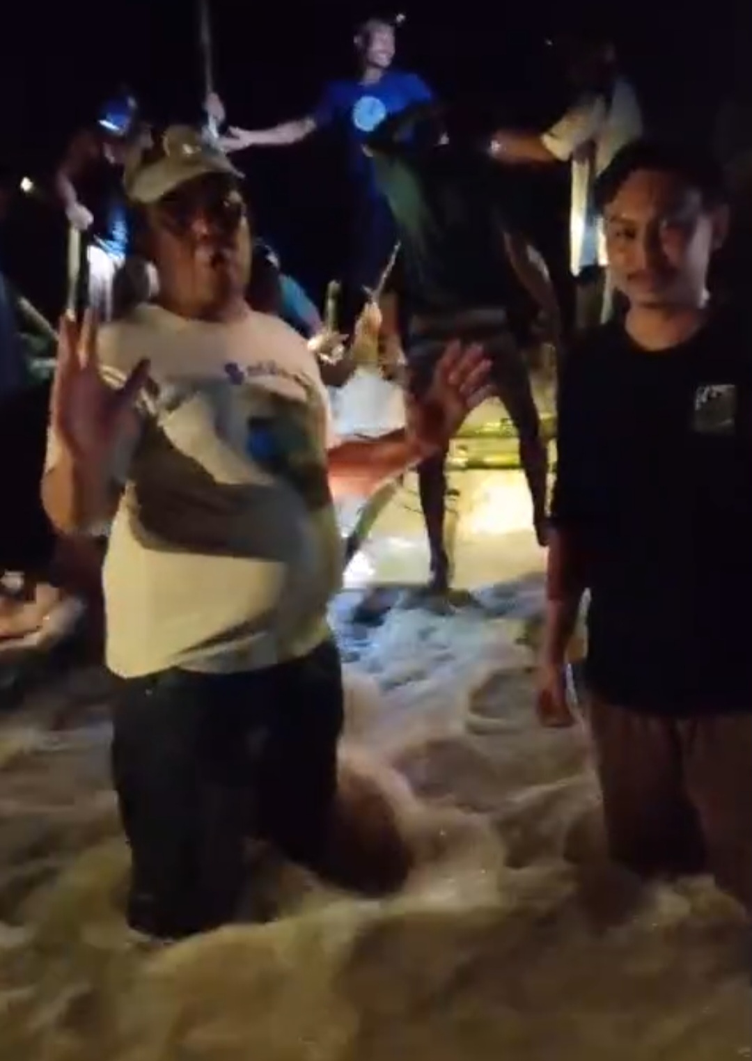 Tanggul Citarum Muaragembong Jebol Lagi, Warga Tambal Pakai Bambu Saat Air Rendam Permukiman