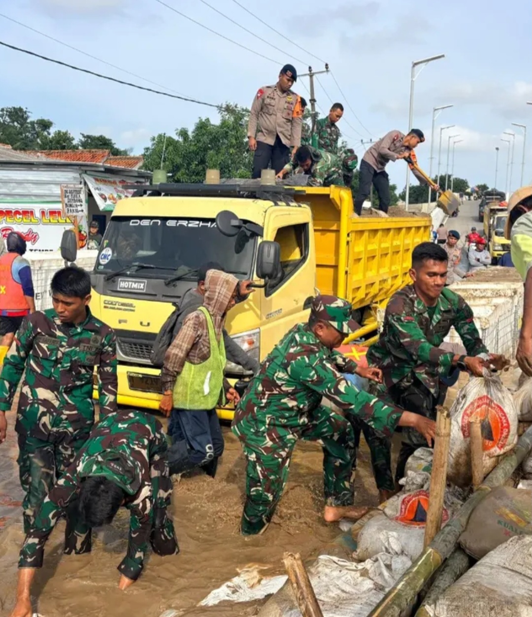 Komandan Koramil 03/Cabang Bungin Dampingi Dandim 0509/Kab Bekasi Saat Tinjau Tanggul Jebol di Pantai Bakti