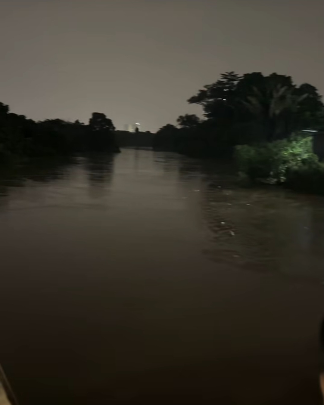 Warga Pantau Air Sungai Bekasi Yang Menerima Kiriman Dari Hulu