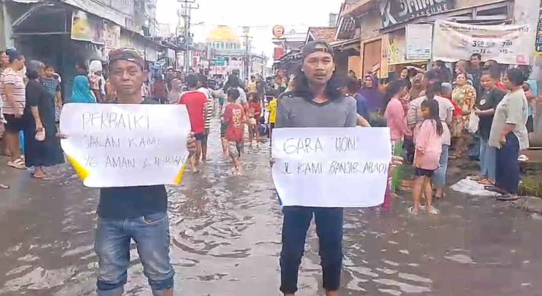 Sering Banjir Hampir 3 Tahun, Warga Karangasih  Gelar Aksi Protes dan Tutup Jalan