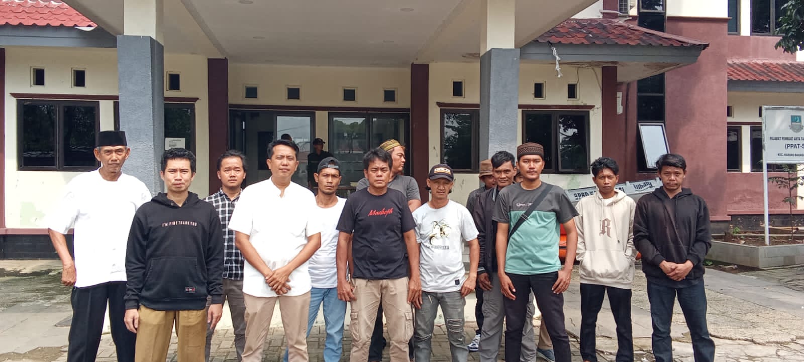 Beberapa Warga Desa Sukaraya Mendatangi Kantor Kecamatan Karang Bahagia,Berharap Camat Tegas Agar Bentuk Ulang Kepanitiaan Pengisian Anggota BPD